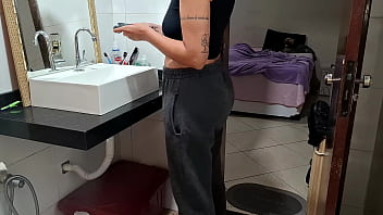 hd catching the maid in the bathroom while the wife sunbathes porn