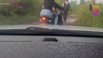 hd 夫は制服を着て私が運転していた車の前を通り過ぎましたがそれに気づきませんでした porn