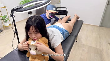 hd 可愛い女の子が興奮しながらタトゥーアーティストを誘惑する porn