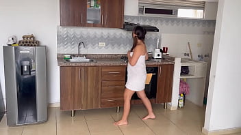 hd мне скучно дома я голоден заказываю пиццу и вижу что разносчик пиццы симпатичный поэтому я трахаю его и глотаю его porn