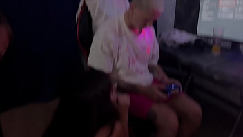 hd 寝取られ男は妻を満足させられず彼女はパーティーで何も考えずに2本のチンポに身を委ねた porn