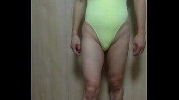 hd я вставил в свой флуоресцентный желтый купальник анальную пробку в форме лопатки и повел ее на прогулку porn