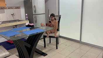 hd моя сводная сестра трогает себя я вижу как это приятно и мне этого так хочется и я прерываю ее porn