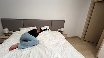 hd я очень устала и пошла в постель к клиенту в отеле porn