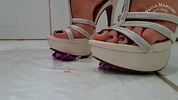hd crushing bubble gum high heels porn